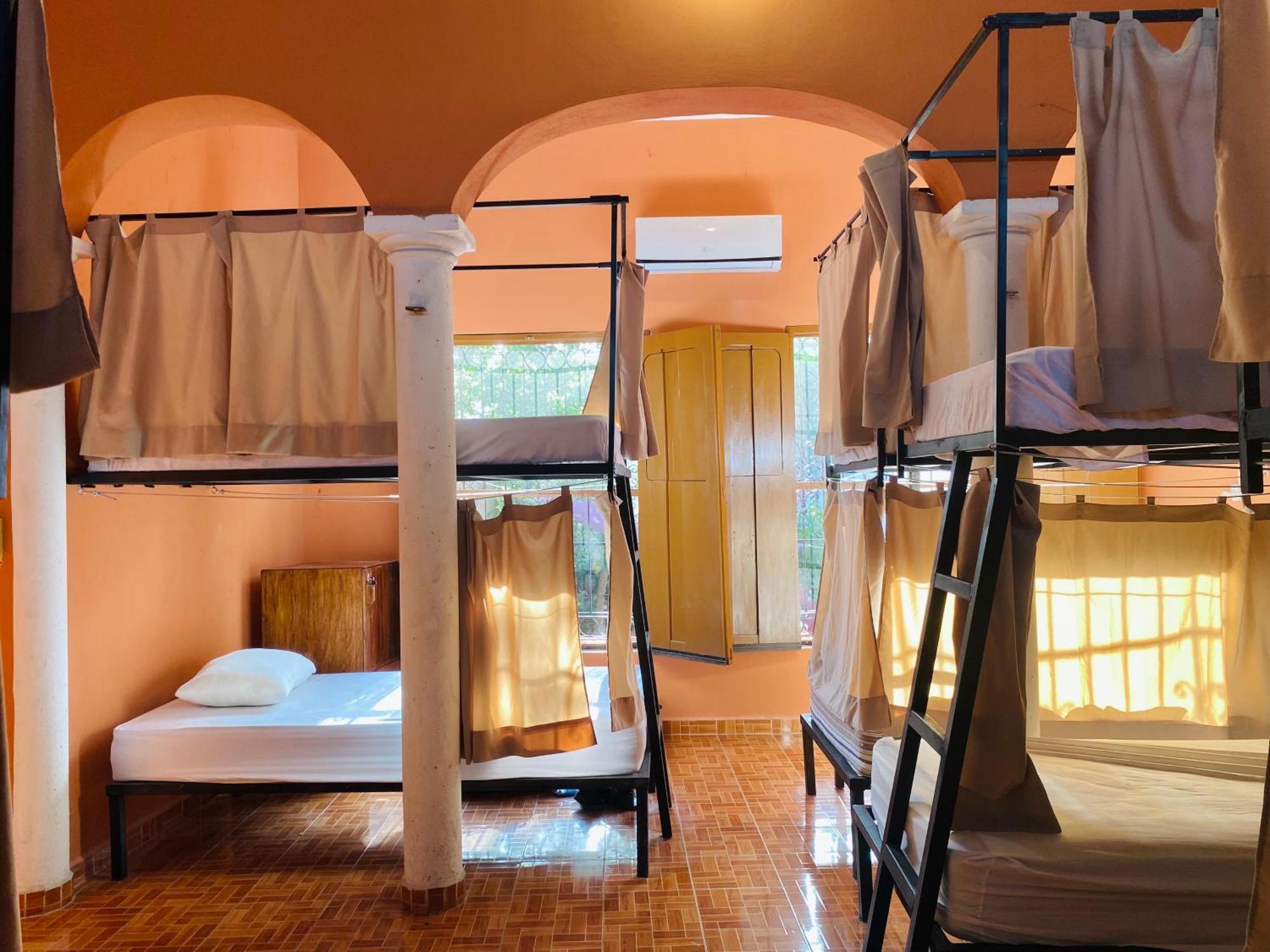 Alena Hostal Valladolid  Eksteriør billede